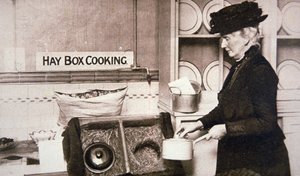 Birinci Dünya Savaşı British Home Front: Saman Kutusu ile ekonomik yemek pişirme (s/b fotoğraf) by English Photographer