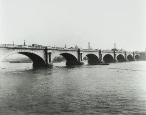 Waterloo Köprüsü: Kuzey kıyısından görünüm, 1895 by English Photographer