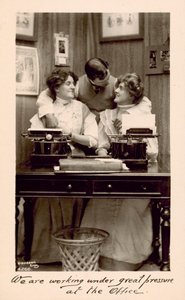 Ofiste büyük baskı altında çalışıyoruz by English Photographer