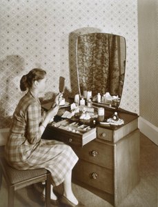Tuvalet masasındaki kadın, 1955. by English Photographer