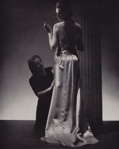 Elbise giydirilen kadın (b/w fotoğraf) by English Photographer