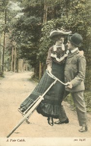 Bisikletinden bir adamın kollarına düşen kadın (renkli fotoğraf) by English Photographer