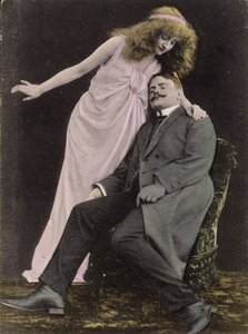 Uyuyan bir adama bakan kadın by English Photographer