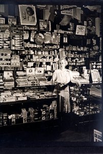 Bir tütüncüde kadın dükkâncı (s/b fotoğraf) by English Photographer