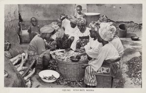 Kola fıstığı soyan kadınlar, Nijerya (s/b fotoğraf) by English Photographer