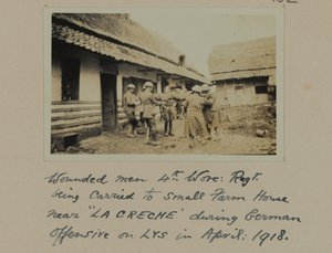 Yaralı adamlar, 4., Worc: Regt. Nisan 1918'de LYS'deki Alman Taarruzu sırasında “LA CRECHE” yakınlarındaki küçük bir çiftlik evine taşınmak by English Photographer