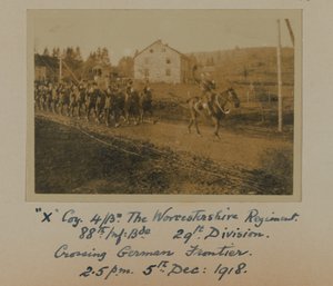 “X” Coy 4Bn. Worcestershire Alayı, 88. Inf: Bde. 29. Tümen, Alman Sınırını Geçmek, 2.5 pm 5 Aralık: 1918 by English Photographer