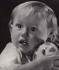 Yapamazsın: Bir topu koruyarak tutan yürümeye başlayan bir çocuk portresi (siyah beyaz fotoğraf) by English Photographer