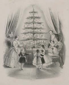 Bir Noel ağacının etrafında duran bir aile by English School