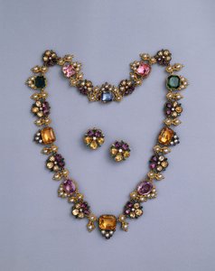 Yastık kesimli topaz, ametist, pembe turmalin, zümrüt, safir ve periodottan oluşan, bir çift çiçekli küpeli, zarif Regency altın ve mücevherli kolye seti, c.1810 by English School