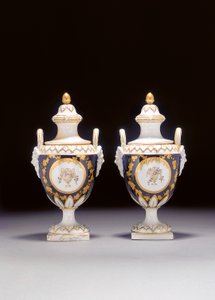 Chelsea-Derby çift kulplu vazo şeklinde vazo ve iki kapak, c.1775 by English School