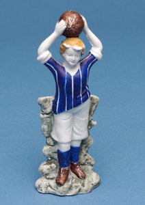 Topu içeri atan bir futbolcunun bisque figürü (seramik) by English School