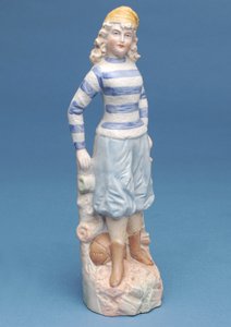 Mavi ve beyaz çizgili forma giyen bir kız futbolcunun bisque figürü, c.1890