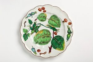 Fındık, böcek ve yaprakların botanik illüstrasyonuyla süslenmiş Chelsea tabağı, 1755 (porselen)