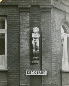 Cock Lane ve Şişman Çocuk veya Altın Çocuk heykeli; fotoğraf by English School