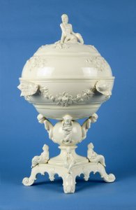 Stand üzerinde Cocklepot, Leeds, c.1790 (krema eşyası) by English School