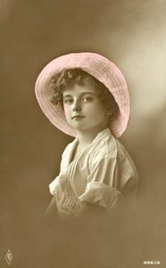 Pembe şapka takan sevimli çocuk (renkli fotoğraf) by English School