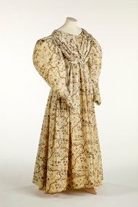 Krem örgülü dokuma kumaş üzerine çiçek ve dal desenli elbise, örgüde ızgara desenli, c.1830-35 (pamuk) by English School