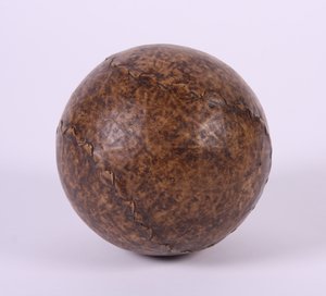 Erken top oyunlarında kullanılan futbol (deri) by English School