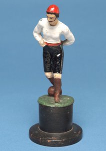 Topu ayağında tutan futbolcu (el boyaması metal) by English School