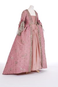 Sırtı çuval elbisenin önden görünümü, 1750