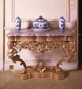 George II oymalı konsol masası, c.1750 (mermer tablalı yaldızlı ahşap) by English School