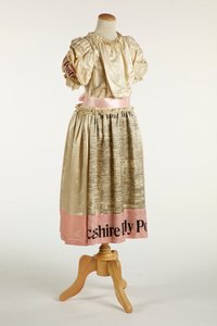 Kız süslü elbise, 1897 (ipek, pamuk ve saten) by English School