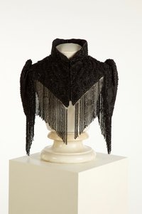 Yüksek yakalı siyah pelerin veya pelerin, c.1890-1900 (ipek ve jet) by English School