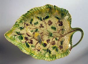 Sarmaşıklar ve egzotik kuşla süslenmiş yaprak şeklinde tabak, 1760-70 (seramik) by English School