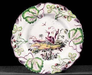 Longton Hall tabağı, çileklerle kalıplanmış, 1749-60 (porselen)