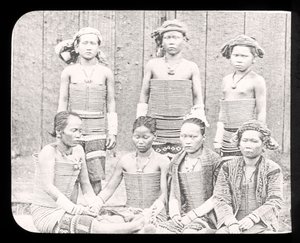 Deniz Dyas Kabilesinin Kadınlarını gösteren Sihirli Fener Slayt, Borneo c.1900 by English School