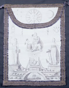 İnanç, umut ve sadaka tasvir eden masonik önlük (ipek kurdele kenarlı ve altın şerit kaplamalı baskılı deri) by English School