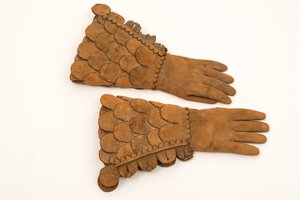 Erkek deri zırhlı eldivenler, c.1600-50 (ağır devetüyü deri) by English School
