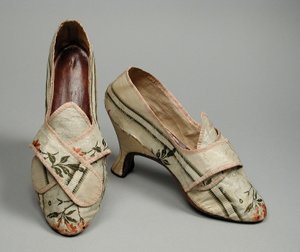 Bir Çift Kadın Ayakkabısı, c.1780 (brokarlı ipek tafta, deri, keten) by English School