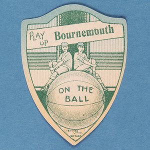 Play Up Bournemouth, kalkan şeklinde Baines kartı ve büyük bir futbolun tepesinde oturan iki futbolcu, 1888-89 by English School