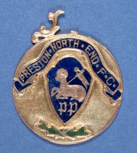 Preston North End Futbol Kulübü Madalyası, 1897-98 (metal) (ayrıca bkz. 315001) by English School