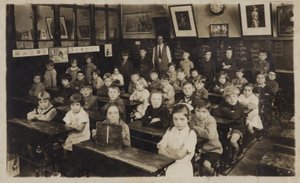 Okul çocukları sınıflarında (siyah-beyaz fotoğraf) by English School