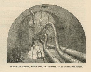 Charterhouse Caddesi kavşağında metro, kuzey tarafı, bölümü by English School
