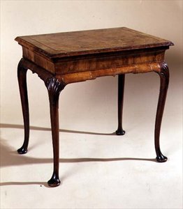 Yan sehpa, c.1710 (ceviz) by English School