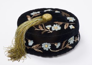 Sigara şapkası, c.1880 (makine kapitone ipekle kaplı işlemeli kadife) by English School