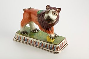 Dikdörtgen kaide üzerinde Staffordshire aslanı figürü, c.1800-50 (toprak çanak çömlek)