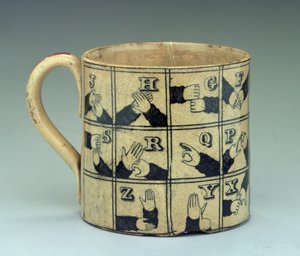İşaret dilinde alfabeyi gösteren Staffordshire kupası, c.1820 (toprak) by English School