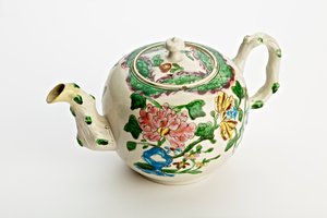 Staffordshire çaydanlık, krizantemlerle süslenmiş, 1760 (tuz sırlı toprak kap) by English School