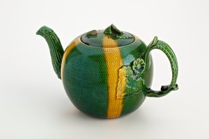 Yengeç saplı ve ağızlı Staffordshire çaydanlık, 1750 (kurşun sırlı çanak çömlek) by English School