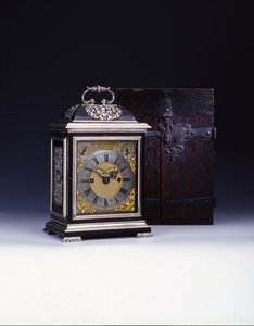 Barnard Tompion, Tompion ve Banger, Londra, No. 460, çarpıcı köşeli saat, c.1708 (abanoz ve gümüş) (ayrıca bkz. 745882-88) by English School