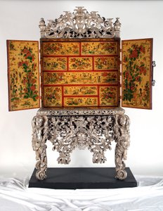 Witcombe Dolabı, c.1697 (japonlanmış ve gümüşlenmiş ahşap)