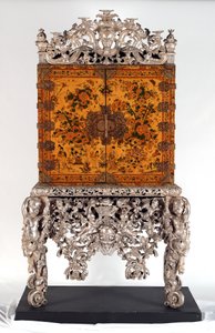 Witcombe Dolabı, c.1697 (japonlanmış ve gümüşlenmiş ahşap)