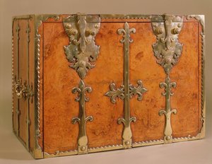 Yaldızlı bronz askılı seyahat sekreteri, c.1700 (ceviz) by English School