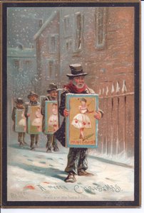Karda yürüyen dört adamın pandomim reklamı yapan panoları taşıdığı Viktorya dönemi Noel kartı, 1880 dolayları (renkli taş) by English School