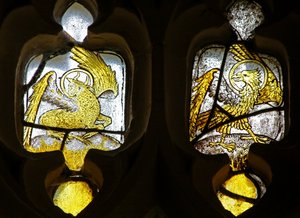 Evangelistlerin sembollerini gösteren n2 penceresi - St Lukes boğası ve St Johns kartalı by English School